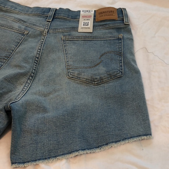 Levi’s Jean Shorts - Picture 7 of 9
